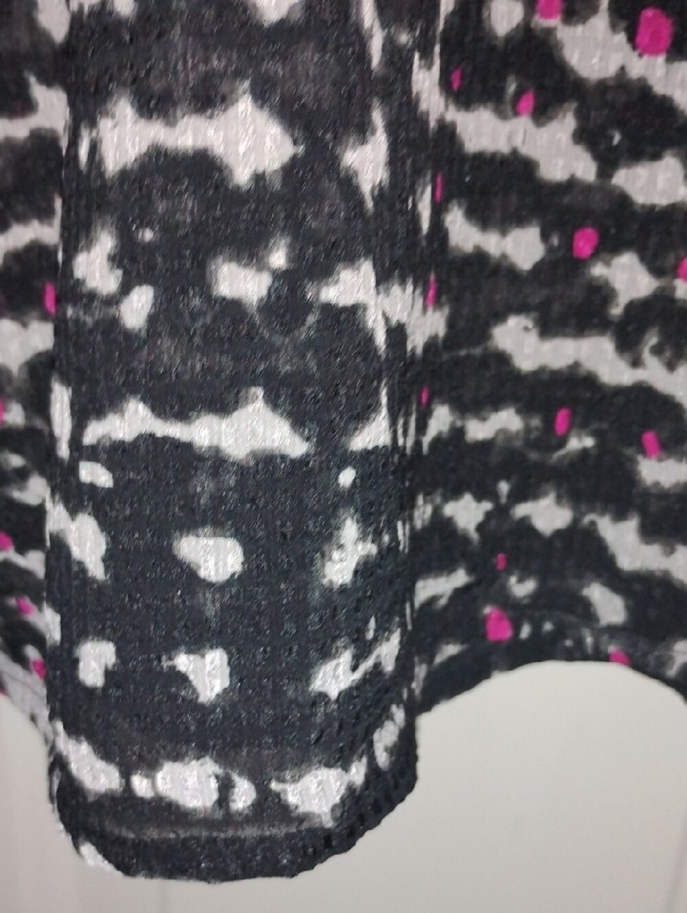 Lane Bryant Gray, Black & Red  Print Top- Size 18/20 - Picture 8 of 9